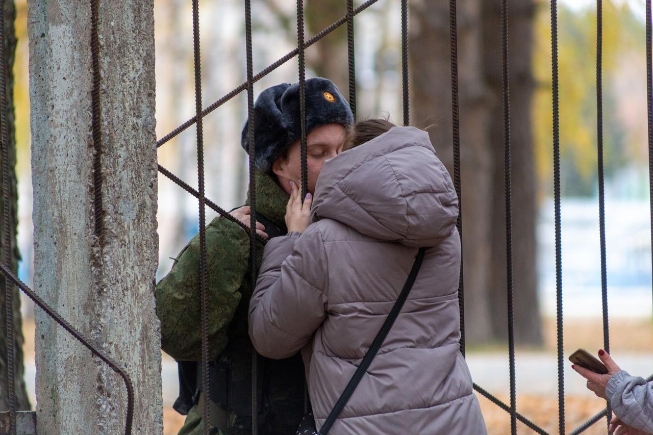 Фото Рухнувший кран с крановщицей, гибель ребенка в сауне и мигранты на могилах в Новосибирске — итоги недели на Сиб.фм 11