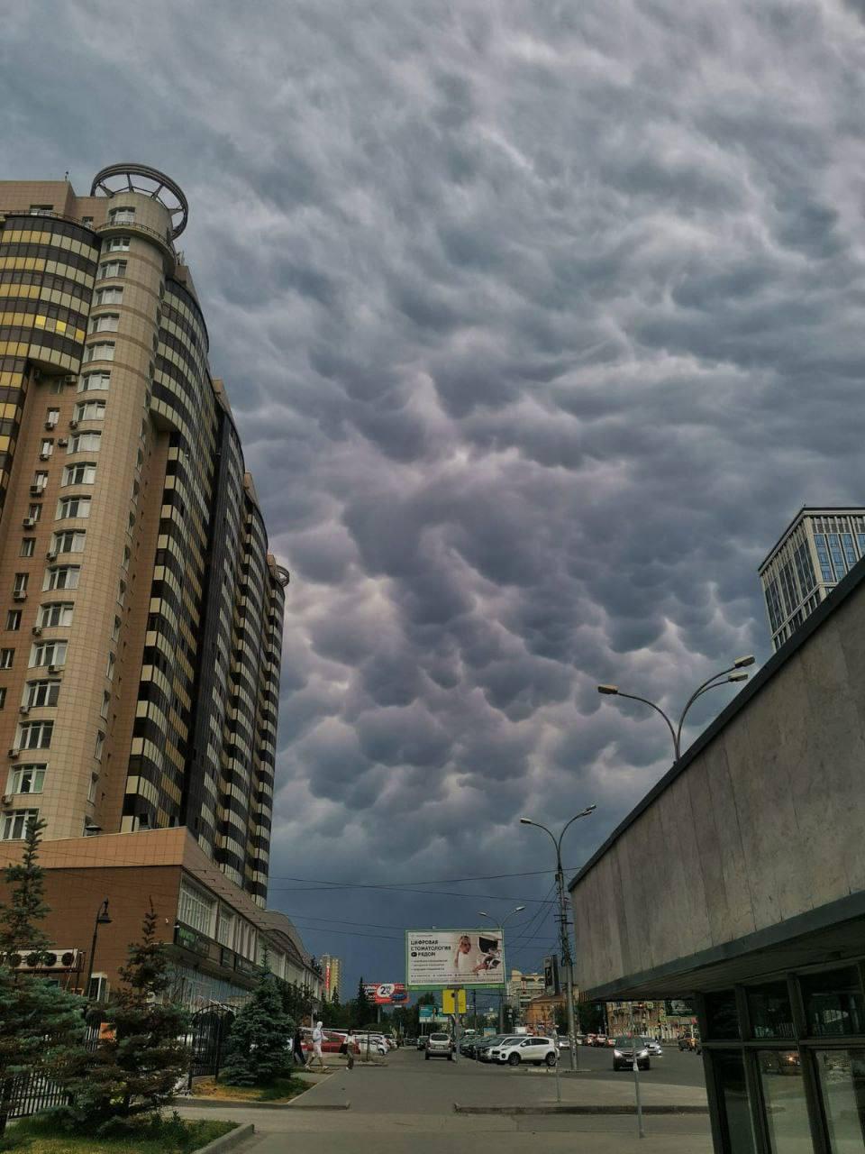 Фото Жители Новосибирска засняли над городом тропические вымеобразные облака 5