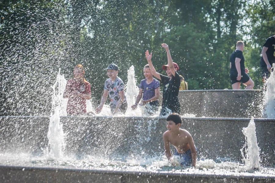 Фото В Новосибирске дети спасаются от жары в городских фонтанах 2