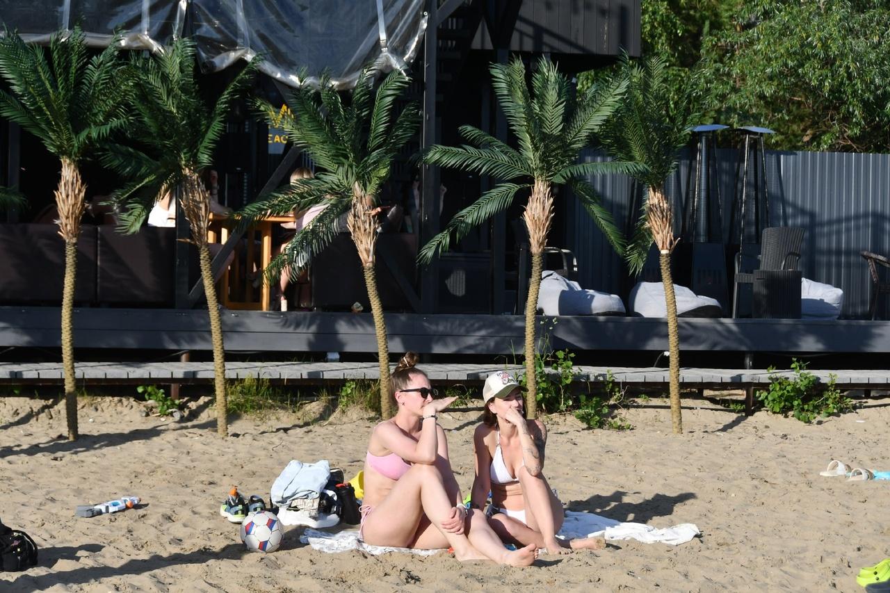 Фото Девушки в бикини и пальмы в Сибири: сотни новосибирцев ринулись на пляжи в аномальную жару. Горячий репортаж 26