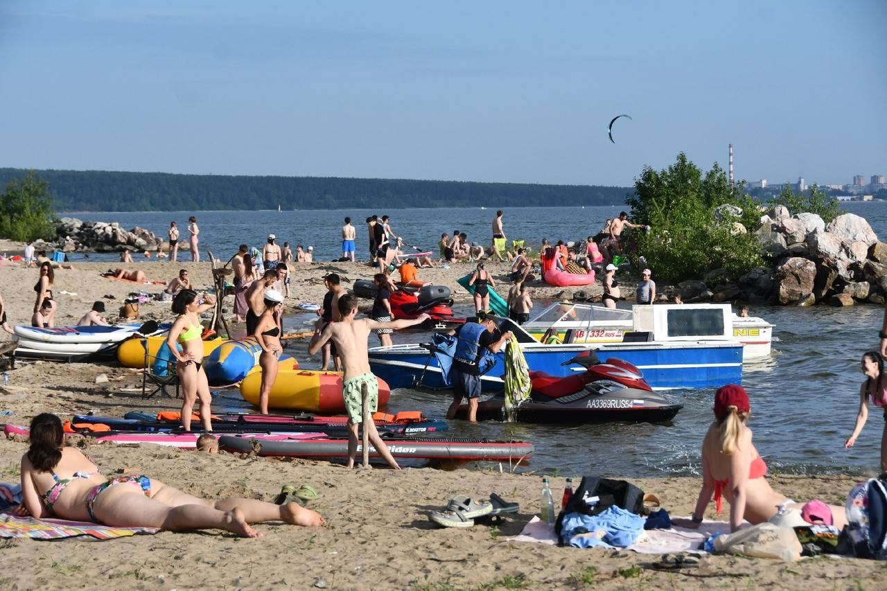 Фото Девушки в бикини и пальмы в Сибири: сотни новосибирцев ринулись на пляжи в аномальную жару. Горячий репортаж 15