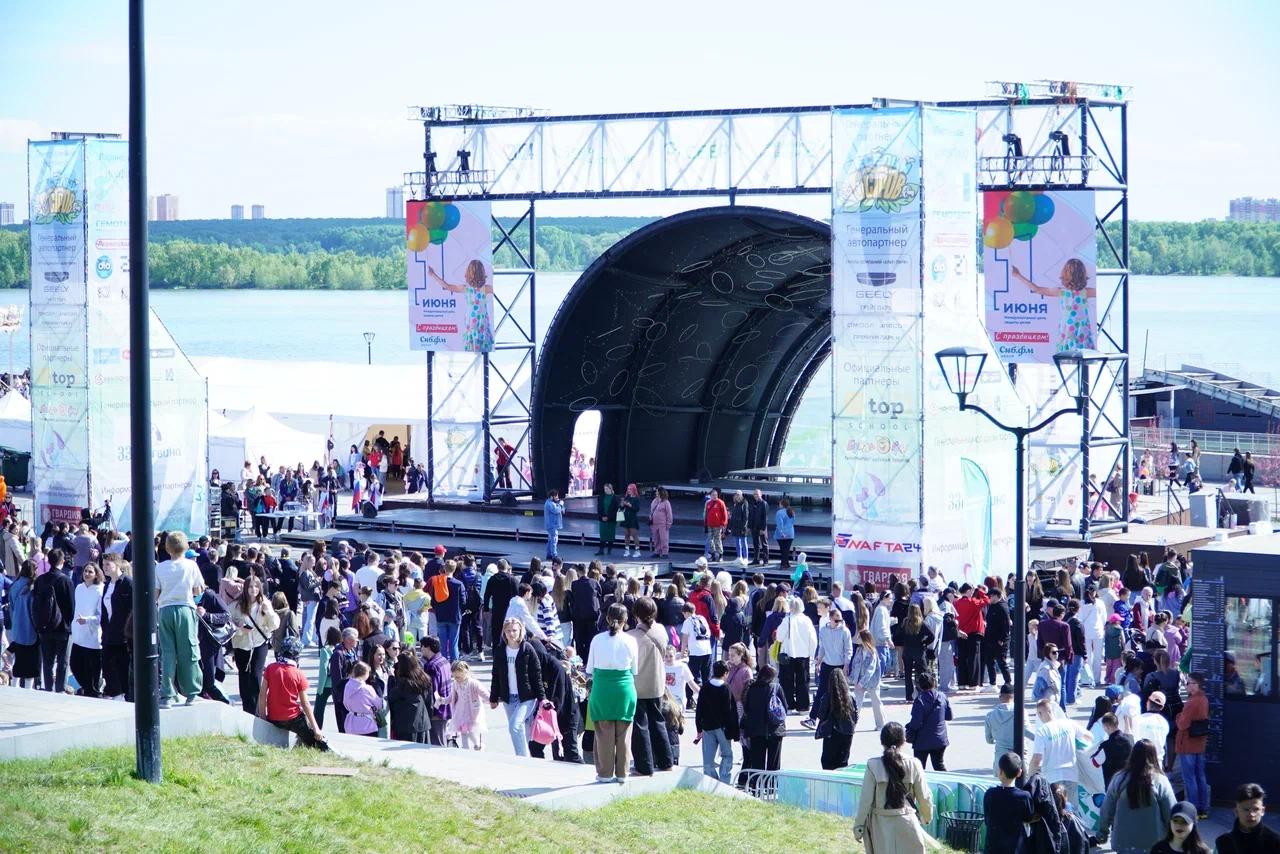 Фото Ажиотаж на фото с Давой, массовый забег и дискотека на набережной: в Новосибирске грандиозно отметили 1 июня. 160 ярких кадров 80