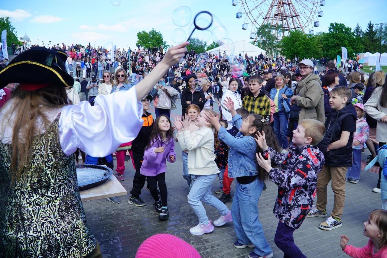 Фото Ажиотаж на фото с Давой, массовый забег и дискотека на набережной: в Новосибирске грандиозно отметили 1 июня. 160 ярких кадров 69