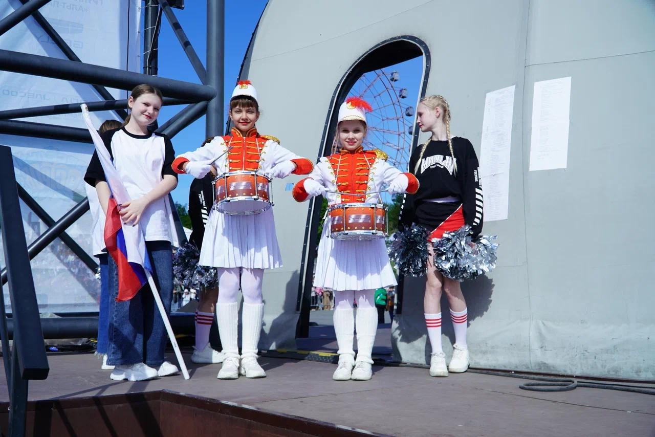 Фото Ажиотаж на фото с Давой, массовый забег и дискотека на набережной: в Новосибирске грандиозно отметили 1 июня. 160 ярких кадров 92