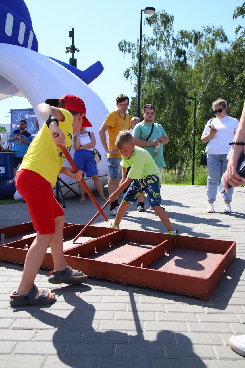 Фото Kamazz на сцене и воздушные гимнасты: онлайн-репортаж празднования 131-летия Новосибирска в парке «Арена» 15