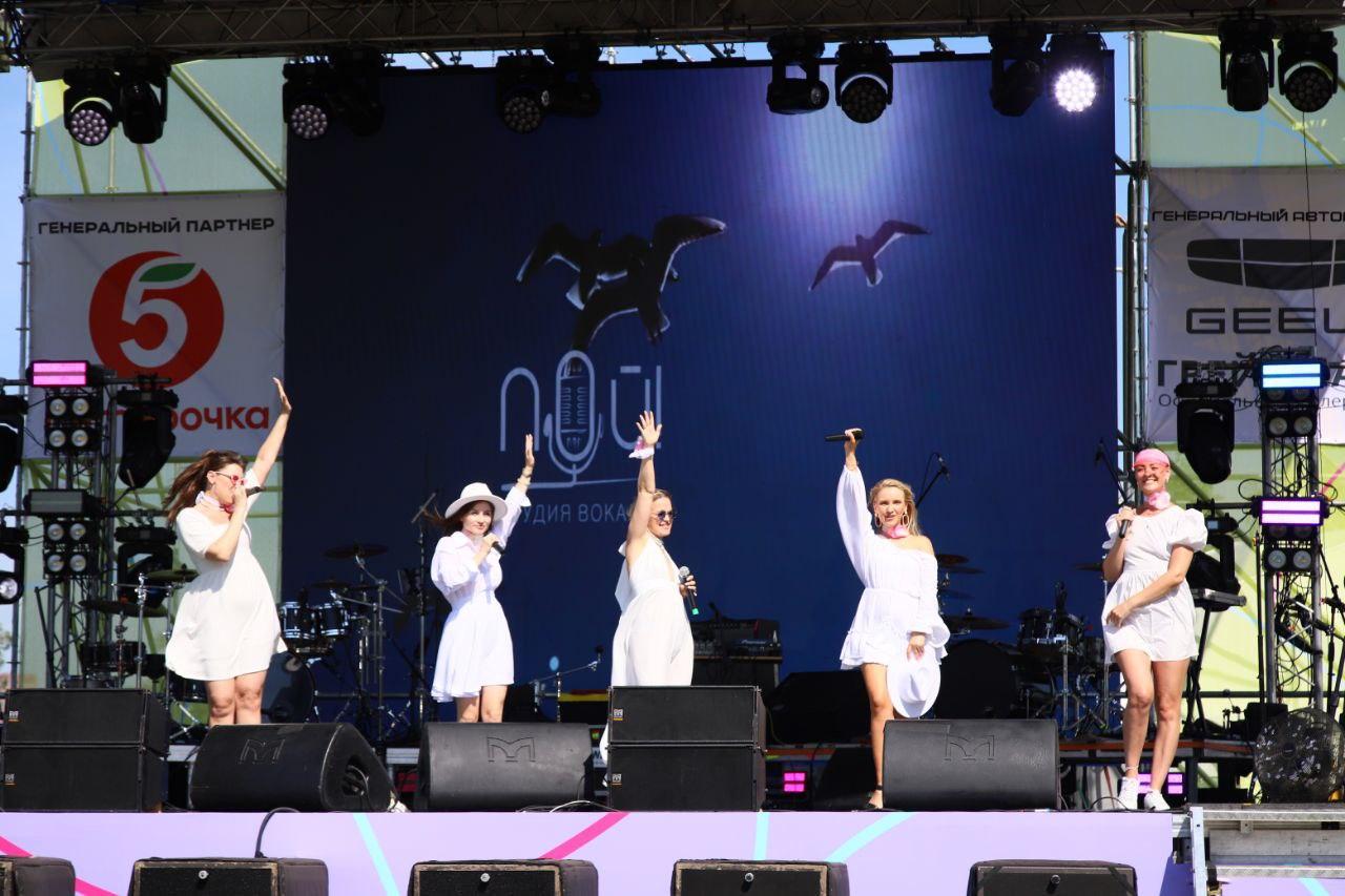 Фото Kamazz на сцене и воздушные гимнасты: онлайн-репортаж празднования 131-летия Новосибирска в парке «Арена» 14