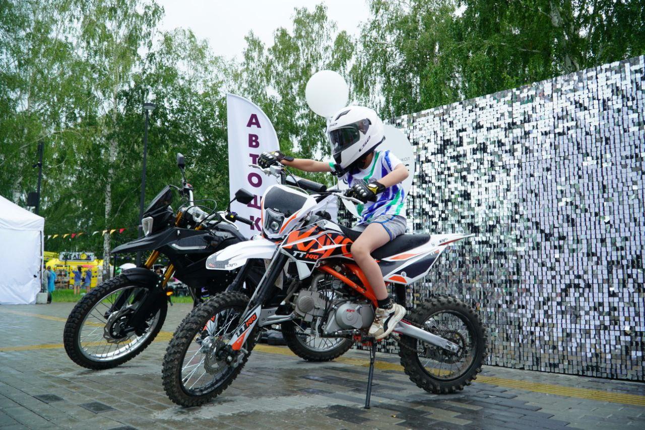 Фото Kamazz на сцене и воздушные гимнасты: онлайн-репортаж празднования 131-летия Новосибирска в парке «Арена» 32