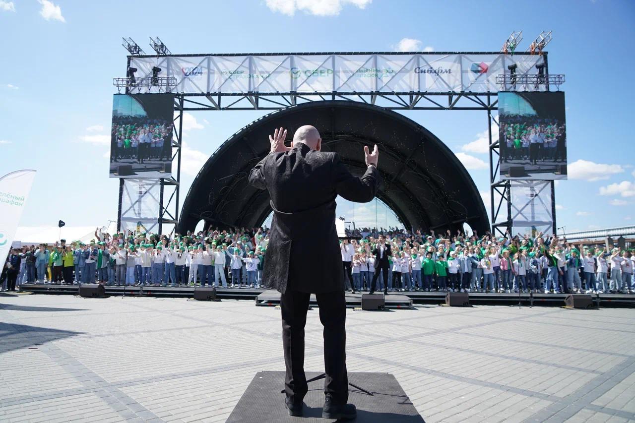 Фото Ажиотаж на фото с Давой, массовый забег и дискотека на набережной: в Новосибирске грандиозно отметили 1 июня. 160 ярких кадров 39