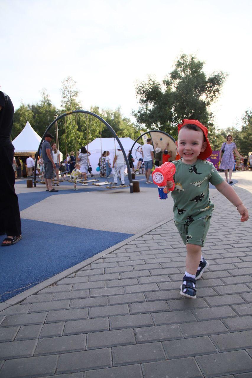 Фото Kamazz на сцене и воздушные гимнасты: онлайн-репортаж празднования 131-летия Новосибирска в парке «Арена» 9