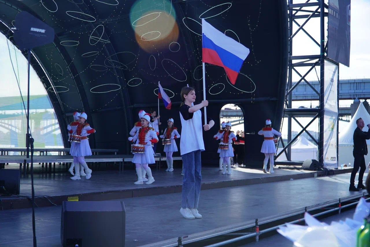 Фото Ажиотаж на фото с Давой, массовый забег и дискотека на набережной: в Новосибирске грандиозно отметили 1 июня. 160 ярких кадров 121