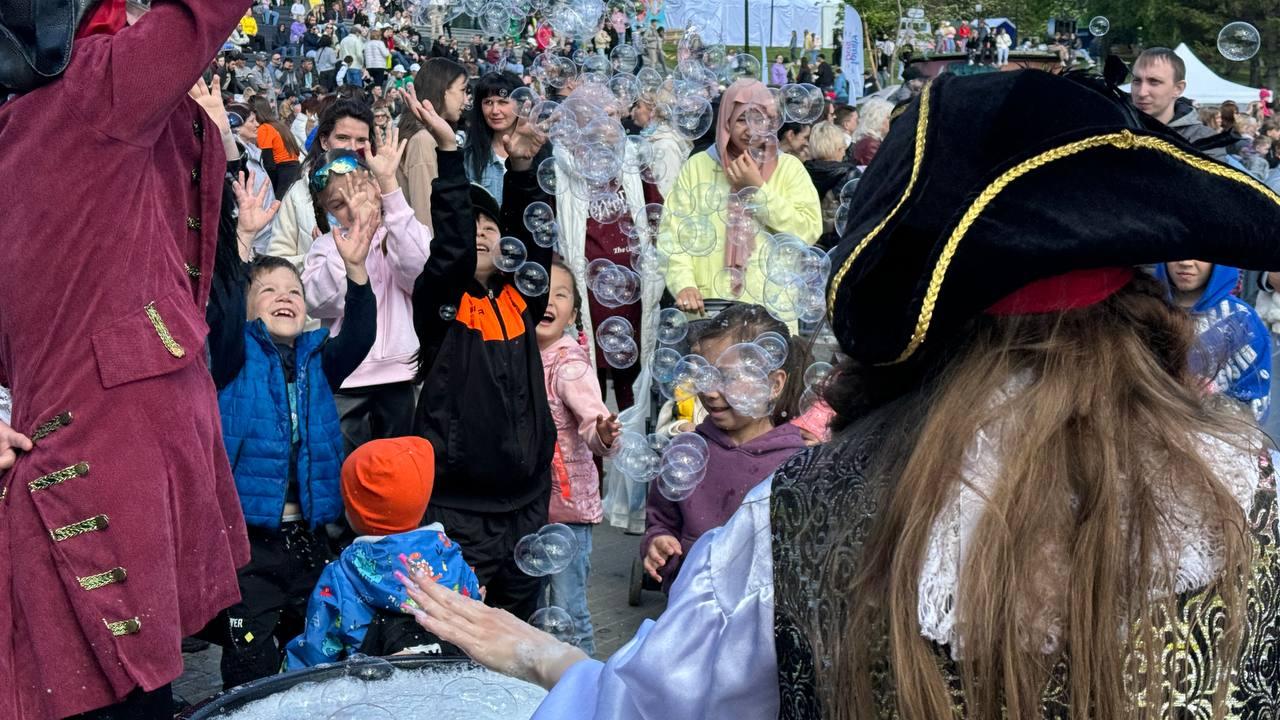 Фото Дава на сцене и тысячи горожан на набережной: в Новосибирске с размахом отмечают 1 июня. Онлайн-репортаж 8