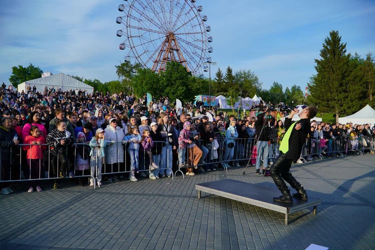 Фото Ажиотаж на фото с Давой, массовый забег и дискотека на набережной: в Новосибирске грандиозно отметили 1 июня. 160 ярких кадров 131
