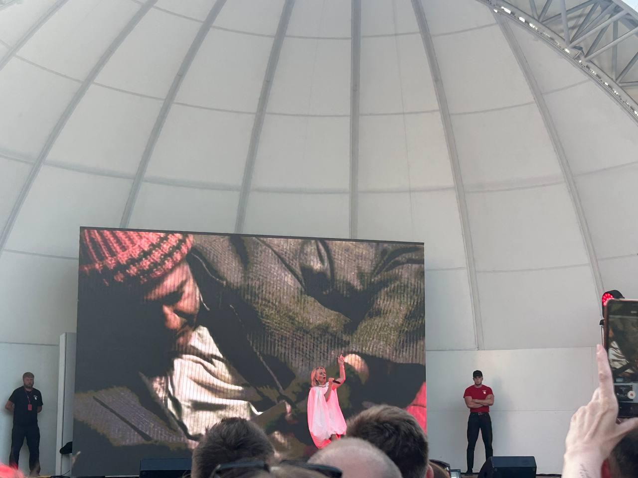 Фото Концерт звезды эстрады Ирины Салтыковой и фаер-шоу: в центре Новосибирска с размахом отмечают День города. LIVE 2
