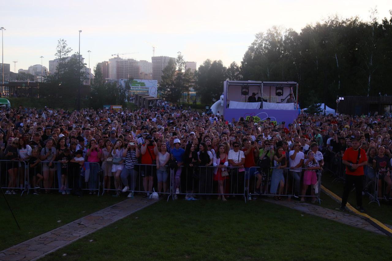 Фото Kamazz на сцене и воздушные гимнасты: онлайн-репортаж празднования 131-летия Новосибирска в парке «Арена» 6