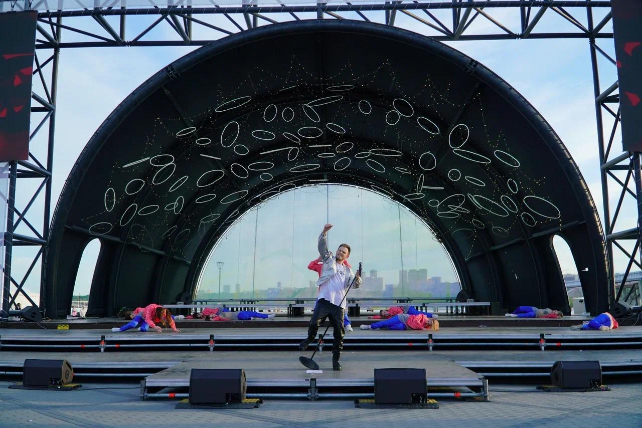 Фото Ажиотаж на фото с Давой, массовый забег и дискотека на набережной: в Новосибирске грандиозно отметили 1 июня. 160 ярких кадров 133