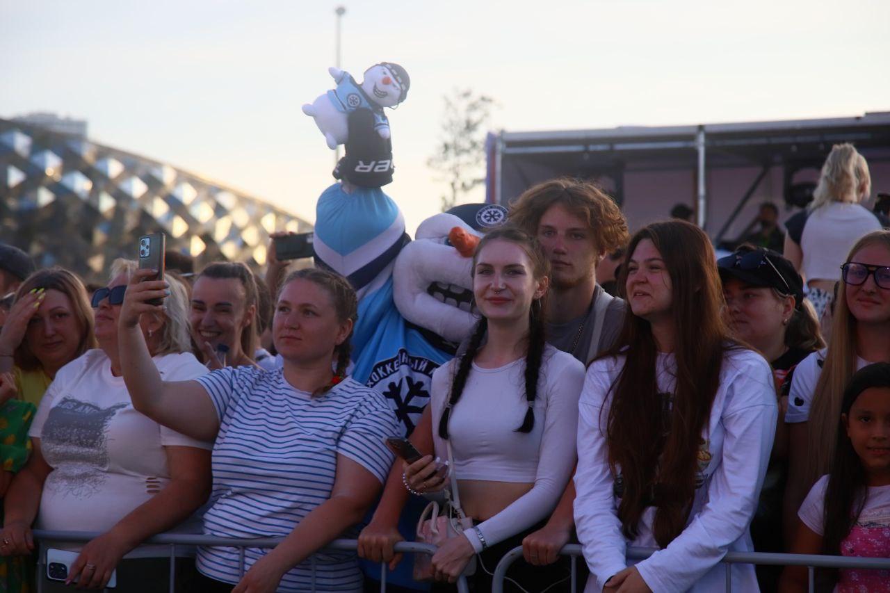 Фото Kamazz на сцене и воздушные гимнасты: онлайн-репортаж празднования 131-летия Новосибирска в парке «Арена» 4