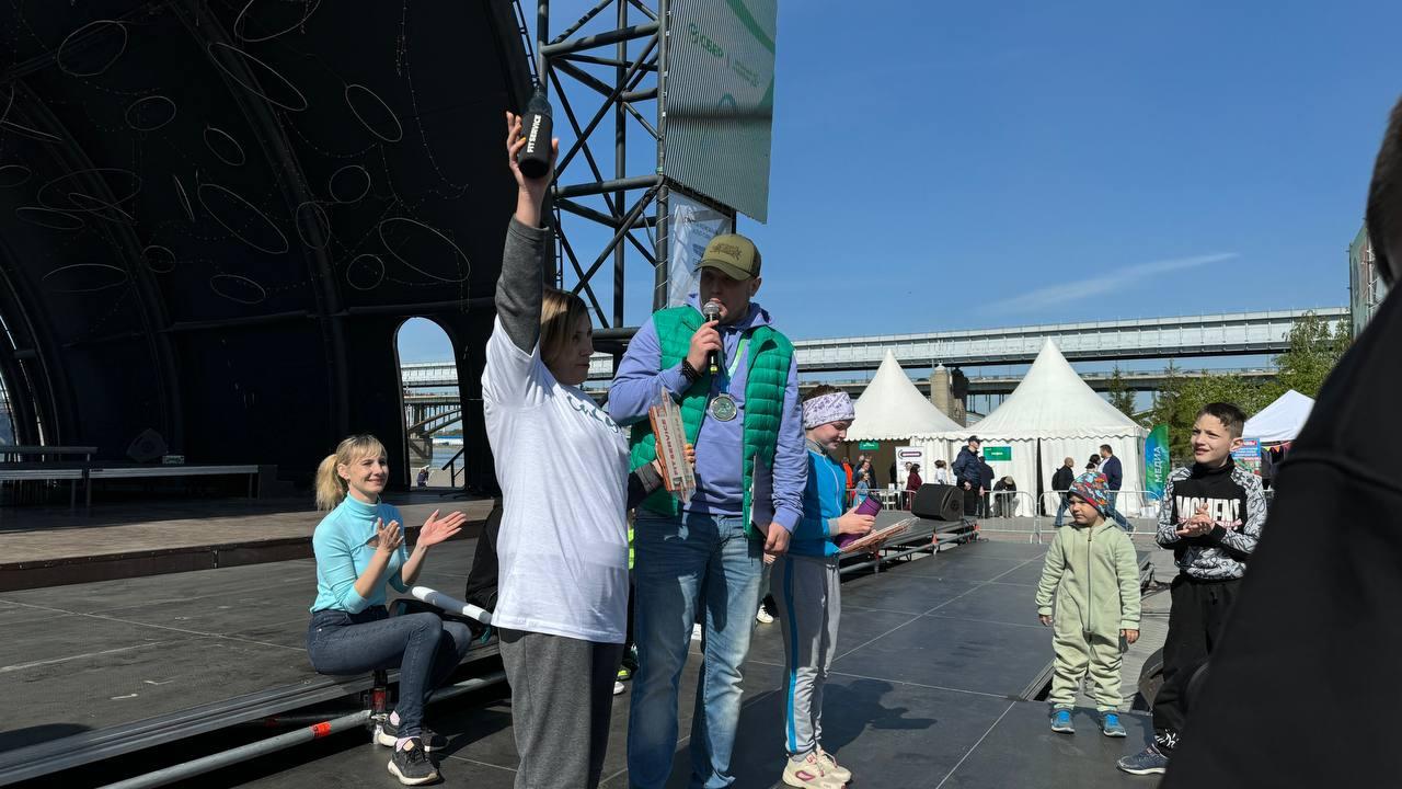 Фото Ажиотаж на фото с Давой, массовый забег и дискотека на набережной: в Новосибирске грандиозно отметили 1 июня. 160 ярких кадров 7