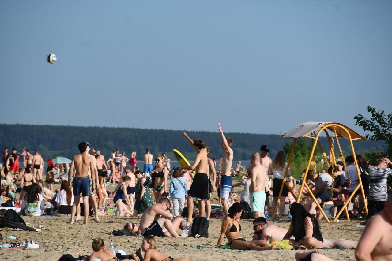 Фото Девушки в бикини и пальмы в Сибири: сотни новосибирцев ринулись на пляжи в аномальную жару. Горячий репортаж 5