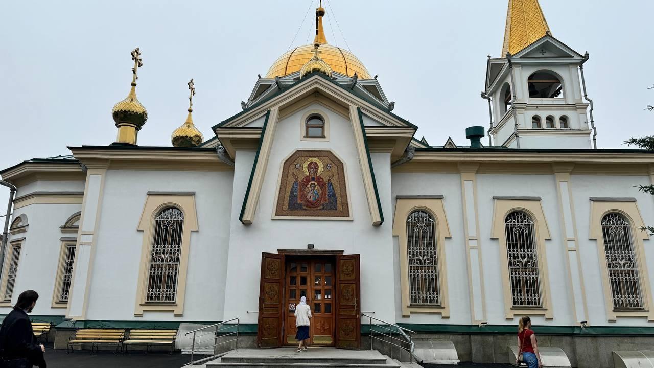 Фото В Новосибирске сотни православных пришли рано утром на службу в честь Вознесение Господне. Фоторепортаж 2