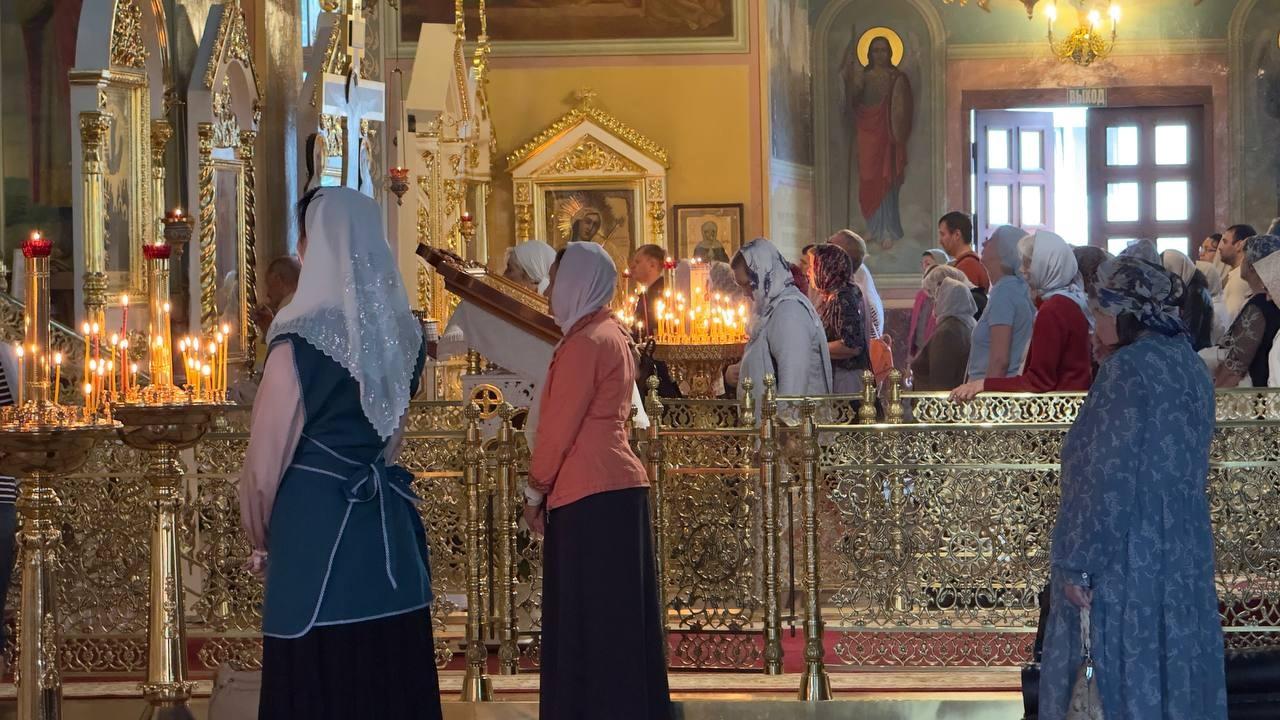 Фото В Новосибирске сотни православных пришли рано утром на службу в честь Вознесение Господне. Фоторепортаж 4