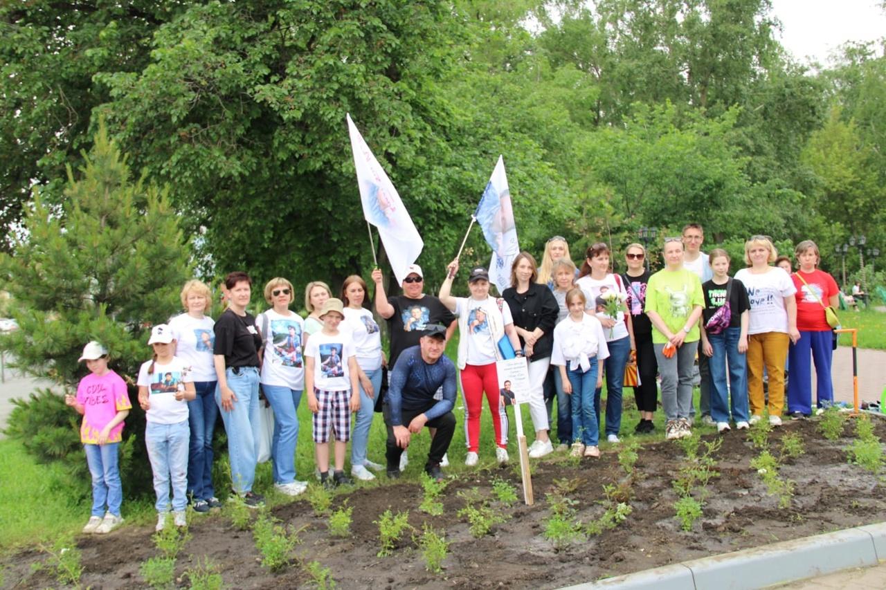 Фото В Новосибирске посадили аллею из белых роз в память о Шатунове 2