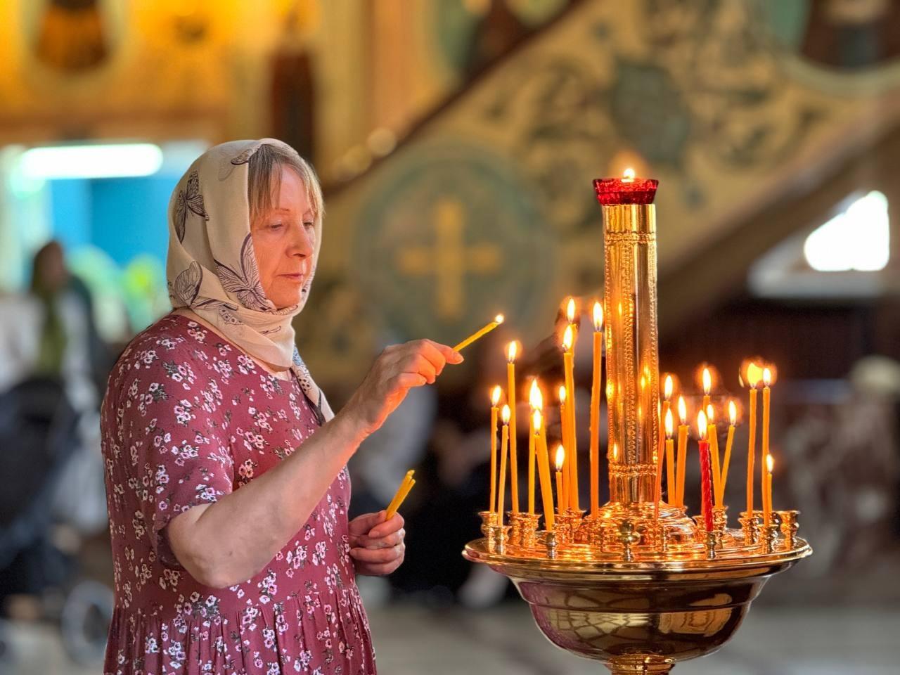 Фото Опубликованы кадры службы с Троицы в Вознесенском соборе в Новосибирске 7