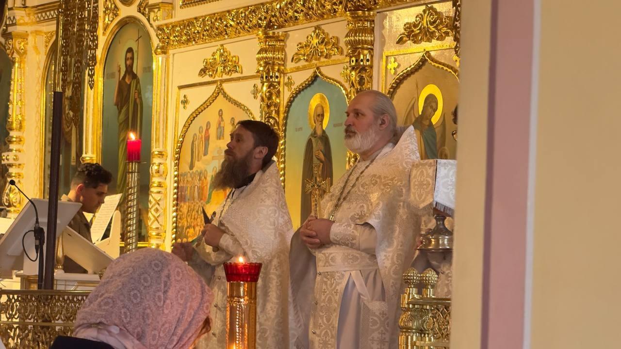 Фото В Новосибирске сотни православных пришли рано утром на службу в честь Вознесение Господне. Фоторепортаж 7