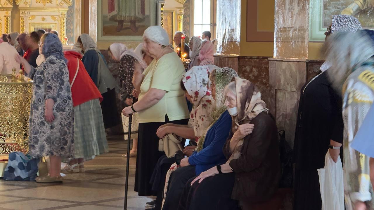 Фото В Новосибирске сотни православных пришли рано утром на службу в честь Вознесение Господне. Фоторепортаж 9