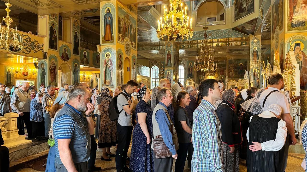 Фото В Новосибирске сотни православных пришли рано утром на службу в честь Вознесение Господне. Фоторепортаж 12