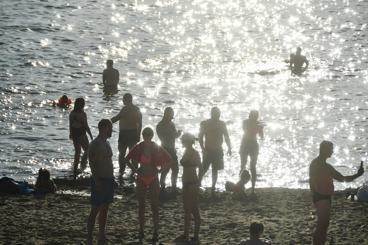 Фото Девушки в бикини и пальмы в Сибири: сотни новосибирцев ринулись на пляжи в аномальную жару. Горячий репортаж 23