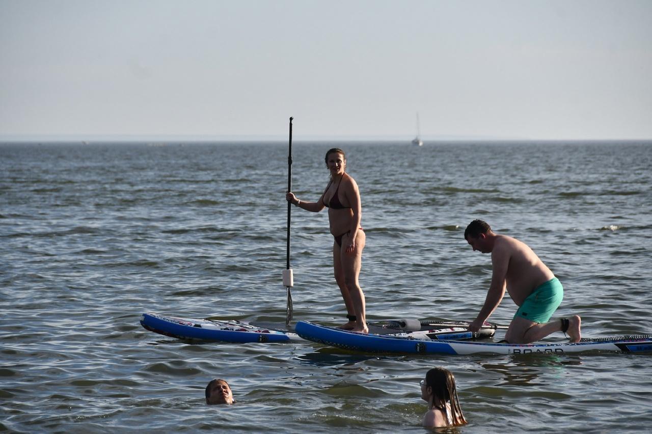 Фото Девушки в бикини и пальмы в Сибири: сотни новосибирцев ринулись на пляжи в аномальную жару. Горячий репортаж 22