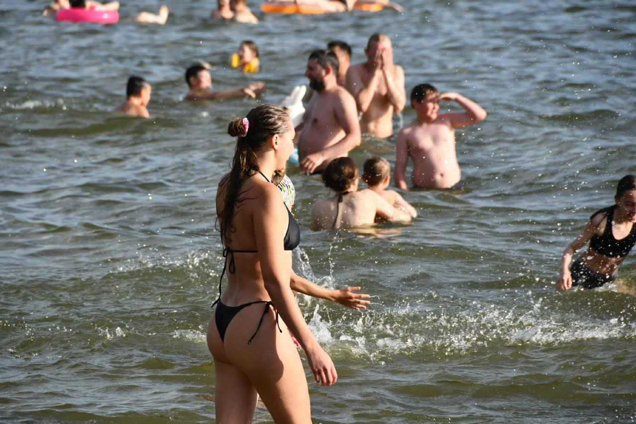 Фото Девушки в бикини и пальмы в Сибири: сотни новосибирцев ринулись на пляжи в аномальную жару. Горячий репортаж 12