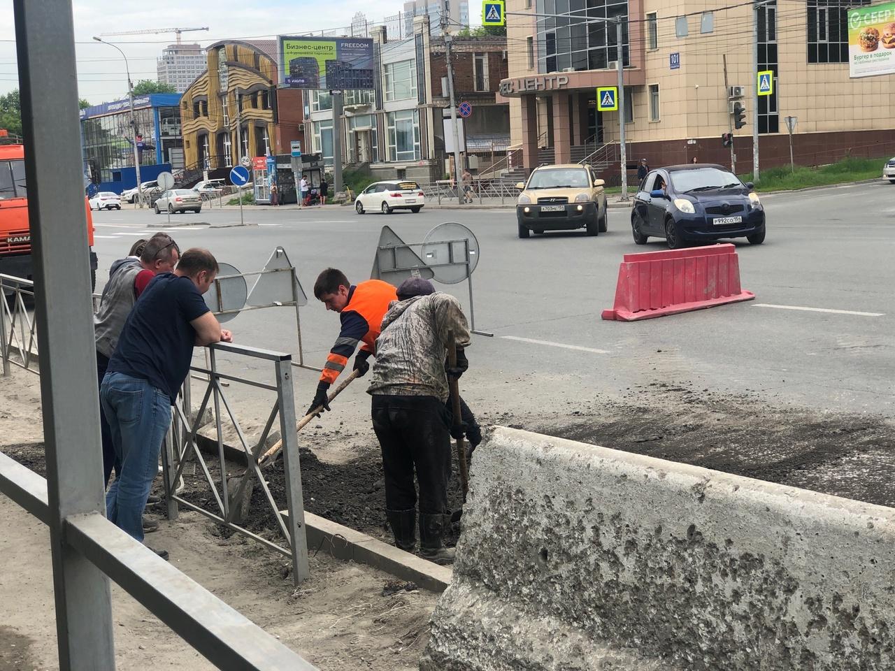 Фото В Новосибирске опубликованы кадры провала дороги, где вводят режим повышенной готовности 4