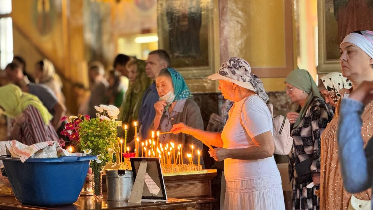 Фото Опубликованы кадры службы с Троицы в Вознесенском соборе в Новосибирске 9