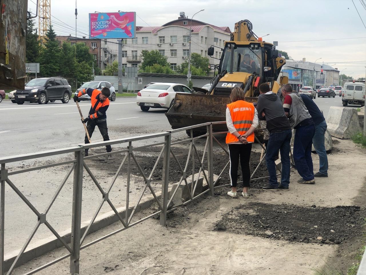 Фото В Новосибирске опубликованы кадры провала дороги, где вводят режим повышенной готовности 2