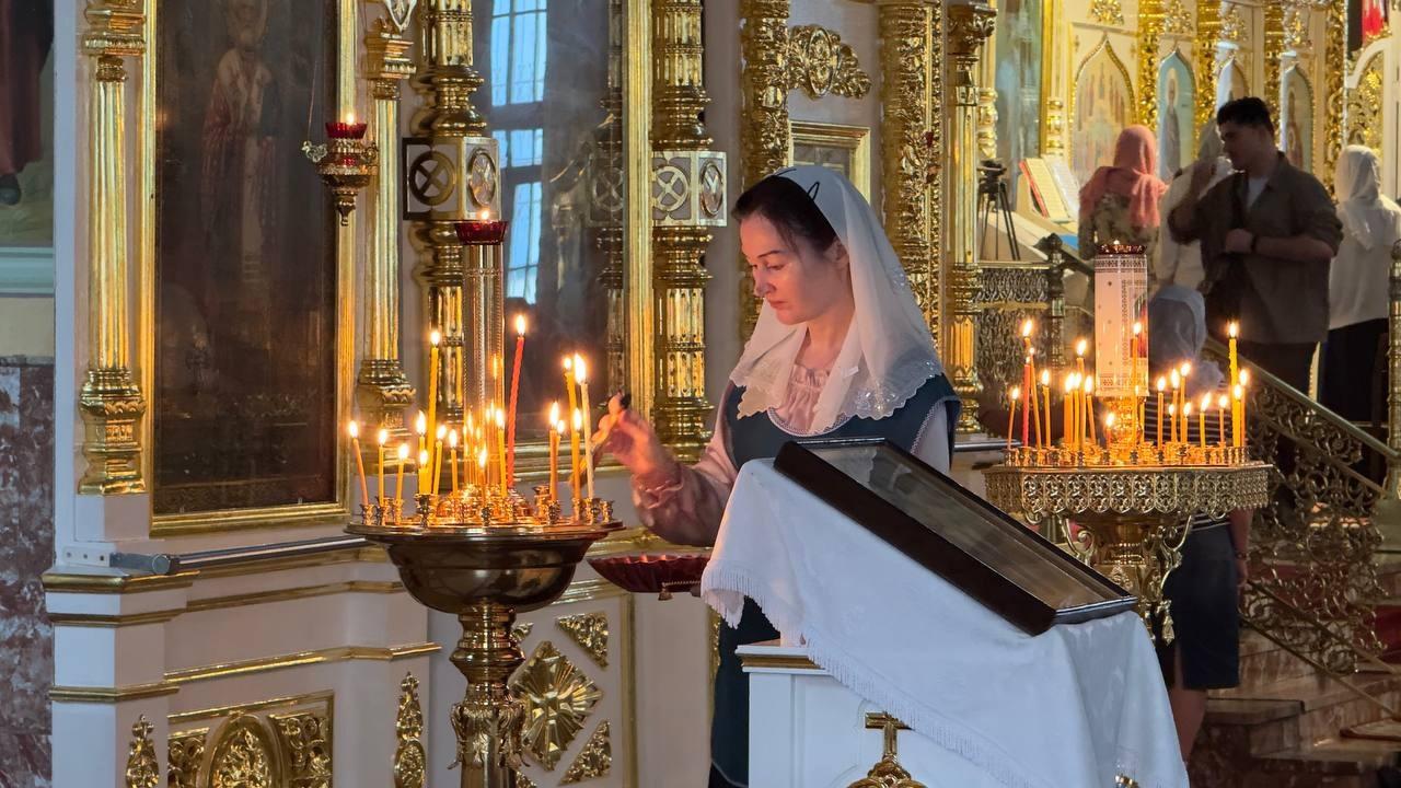 Фото В Новосибирске сотни православных пришли рано утром на службу в честь Вознесение Господне. Фоторепортаж 11