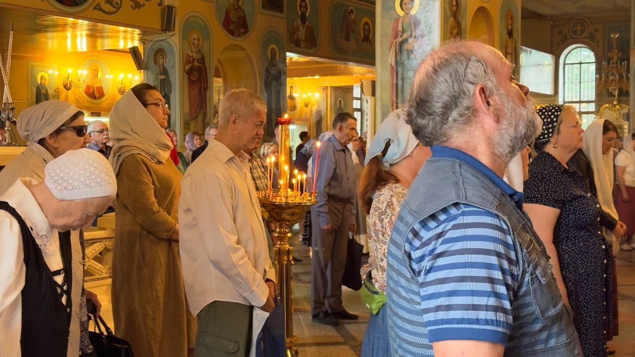 Фото В Новосибирске сотни православных пришли рано утром на службу в честь Вознесение Господне. Фоторепортаж 10