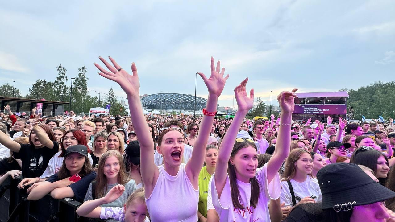 Фото Тысячи новосибирцев пришли на концерт МакSим и Ramil' в парк «Арена». Фоторепортаж 14
