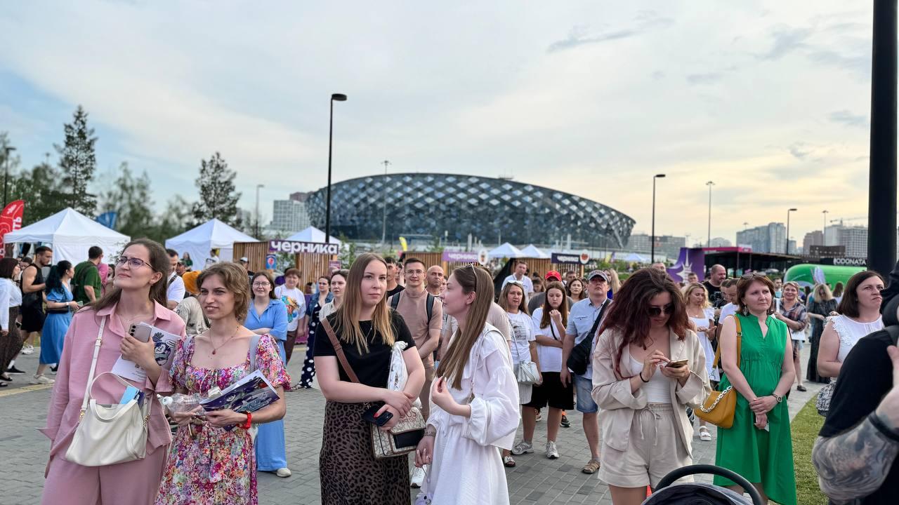 Фото Тысячи новосибирцев пришли на концерт МакSим и Ramil' в парк «Арена». Фоторепортаж 27