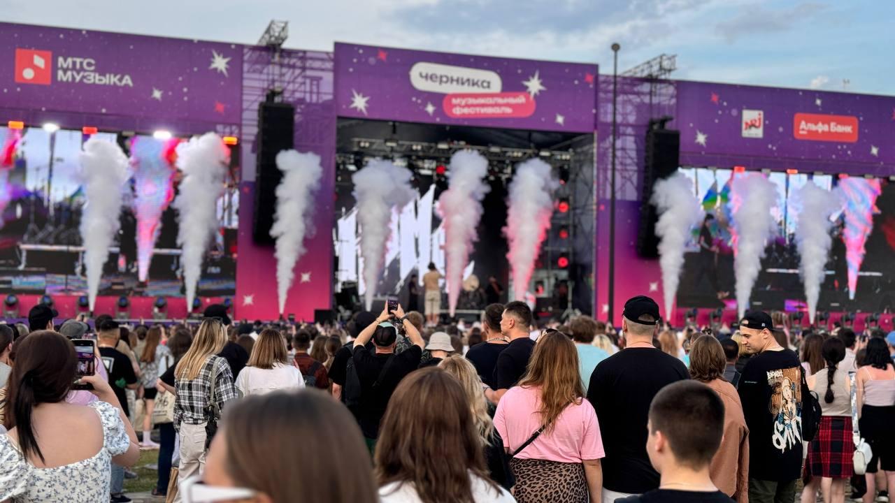 Фото Тысячи новосибирцев пришли на концерт МакSим и Ramil' в парк «Арена». Фоторепортаж 30
