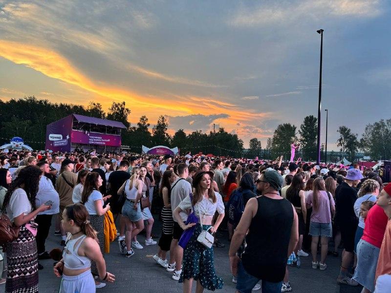 Фото Тысячи новосибирцев пришли на концерт МакSим и Ramil' в парк «Арена». Фоторепортаж 37