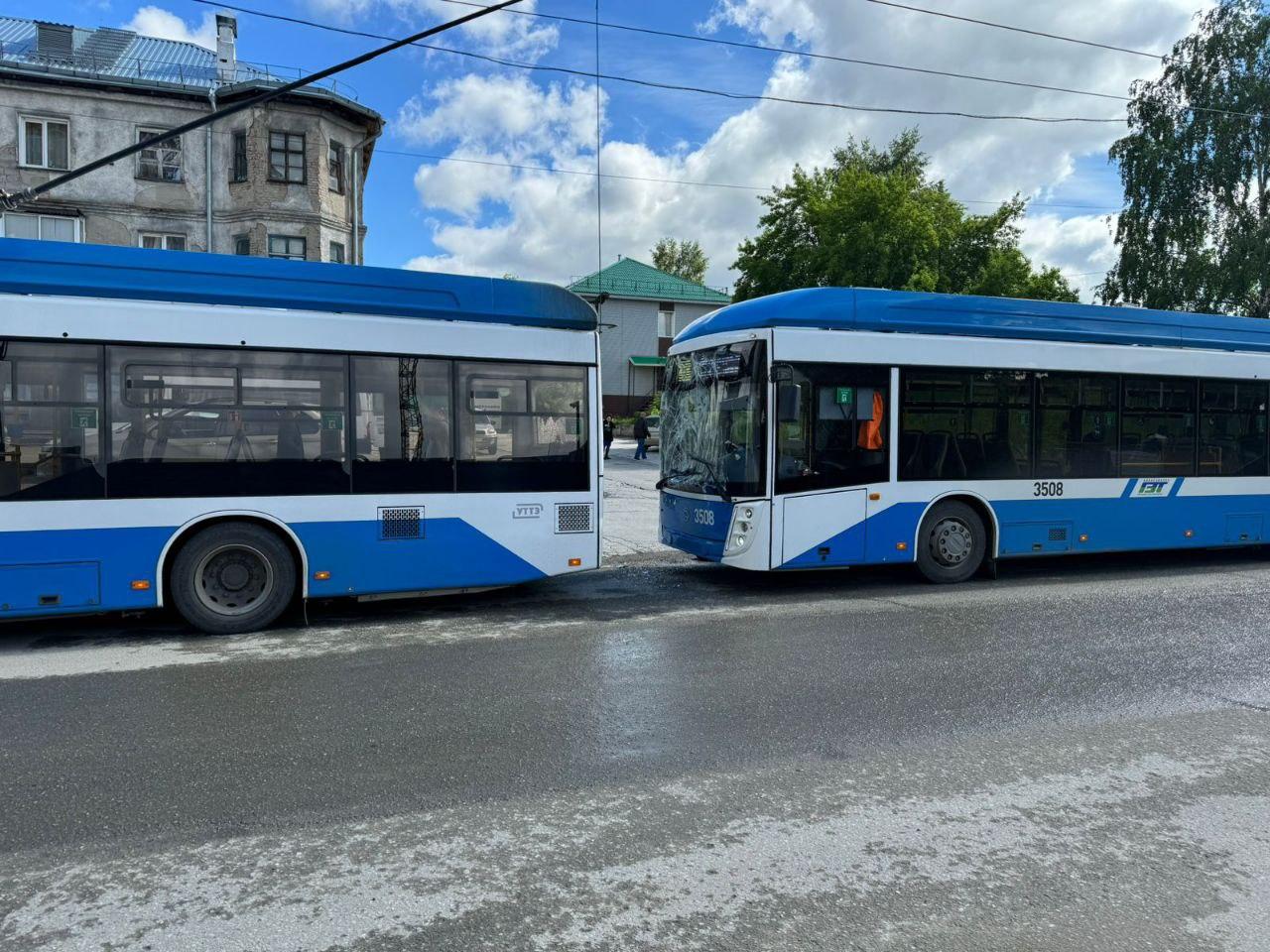 Фото В Новосибирске смертельно зажатый между двумя троллейбусами водитель работал на линии с 90-х годов 2