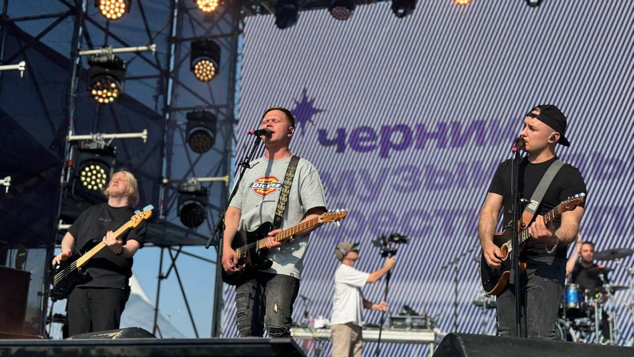 Фото Первый день Черника Music Fest в Новосибирске: на «Арене» выступили DAVA и Элджей. ОНЛАЙН 7