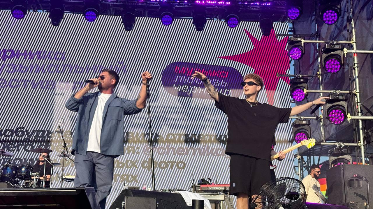 Фото В Новосибирске выступление Давы, Элджея и Лакосты произвело фурор. Фотоотчет Черника Music Fest 15 июня 26