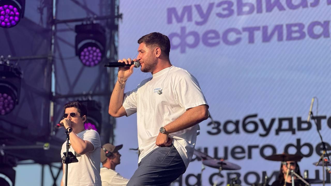 Фото В Новосибирске выступление Давы, Элджея и Лакосты произвело фурор. Фотоотчет Черника Music Fest 15 июня 25