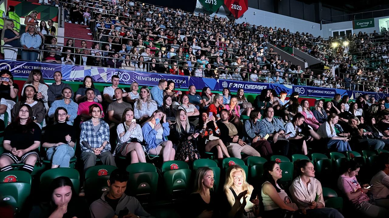 Фото Сотни новосибирцев пришли на концерт Мари Краймбрери в Локомотив-Арена. Онлайн-репортаж 15