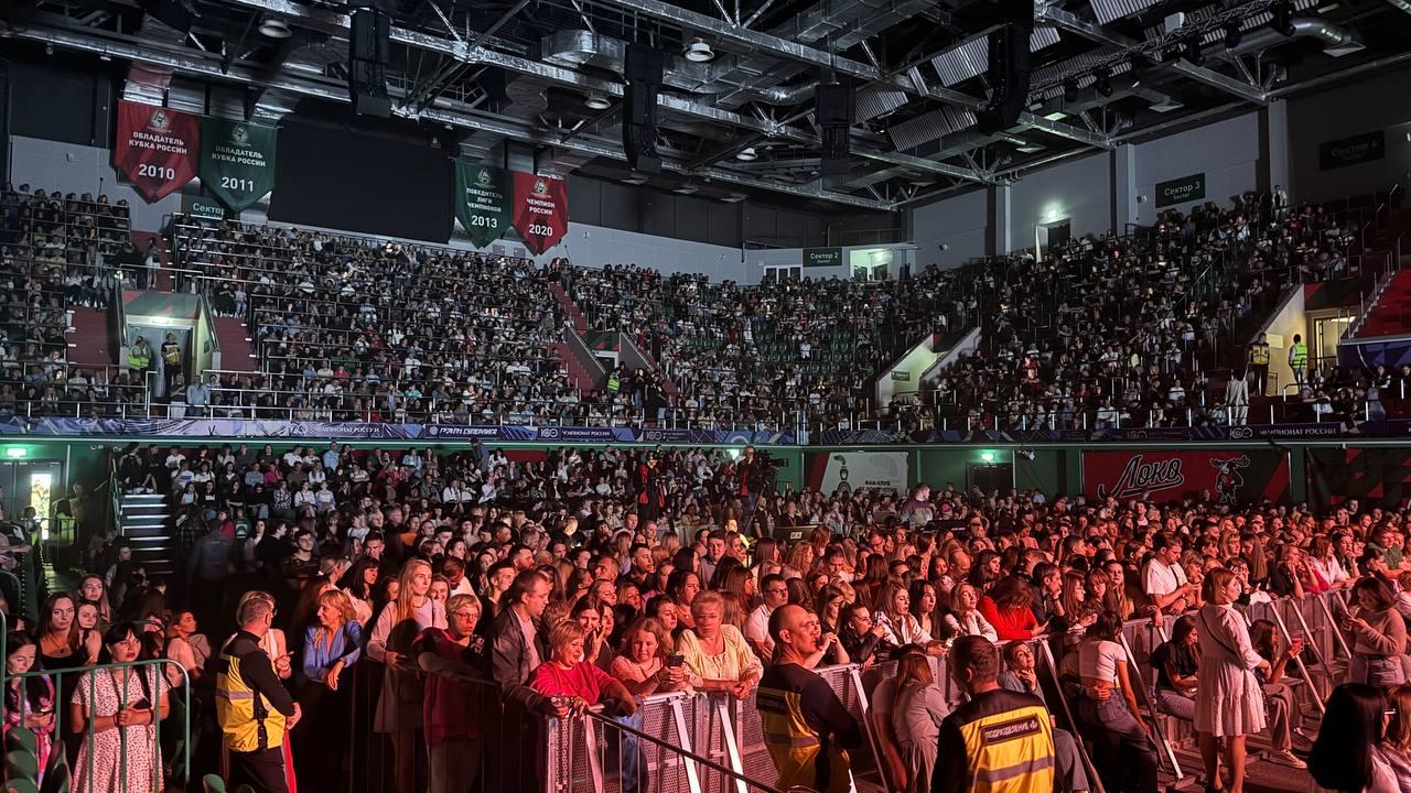 Фото Слезы фанатов и песни о бывших: новосибирцы зажгли на концерте Мари Краймбрери. 50 ярких фото 3