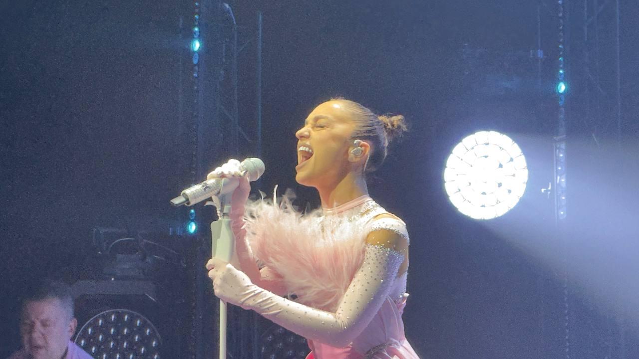 Фото Слезы фанатов и песни о бывших: новосибирцы зажгли на концерте Мари Краймбрери. 50 ярких фото 9