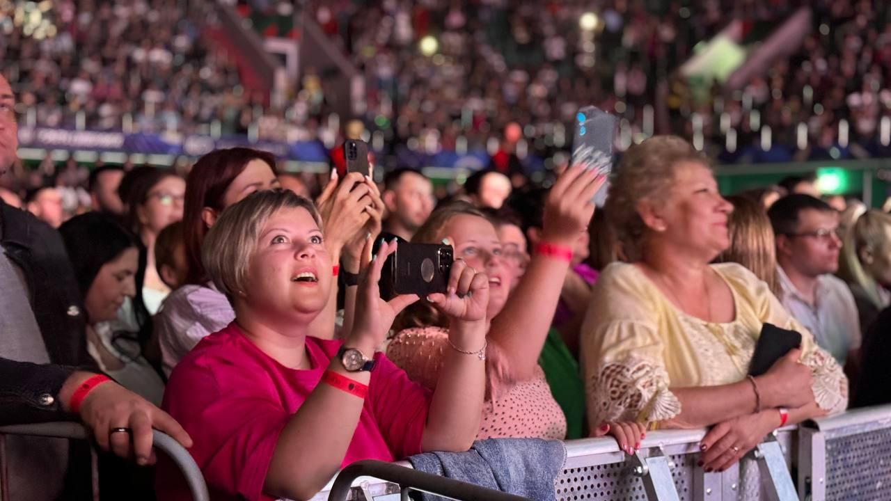 Фото Слезы фанатов и песни о бывших: новосибирцы зажгли на концерте Мари Краймбрери. 50 ярких фото 18