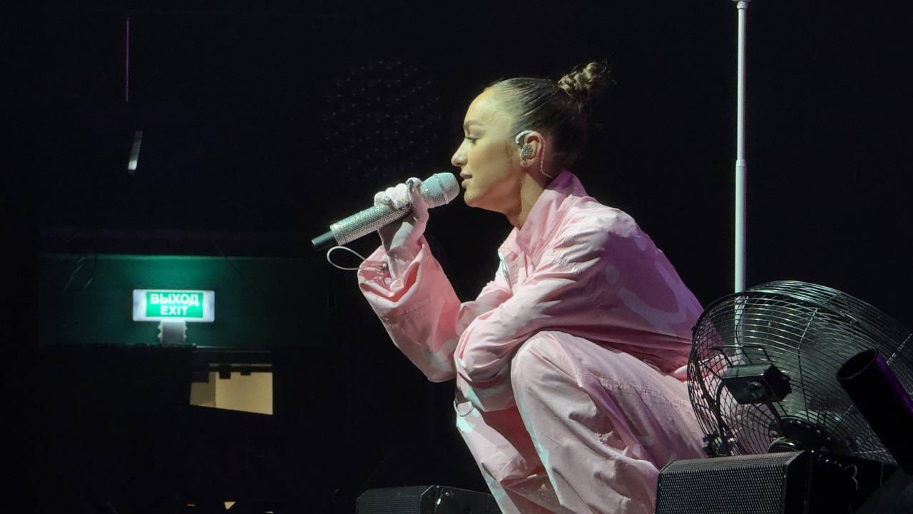 Фото Слезы фанатов и песни о бывших: новосибирцы зажгли на концерте Мари Краймбрери. 50 ярких фото 28